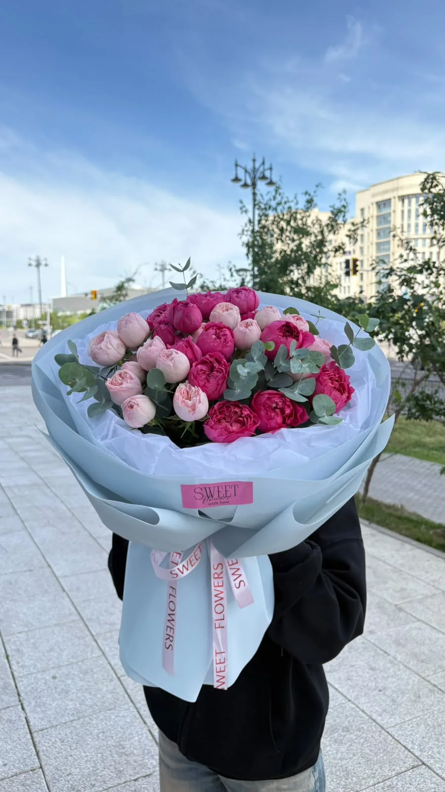 Нежность в каждом лепестке - букет из пионовидных кустовых роз
